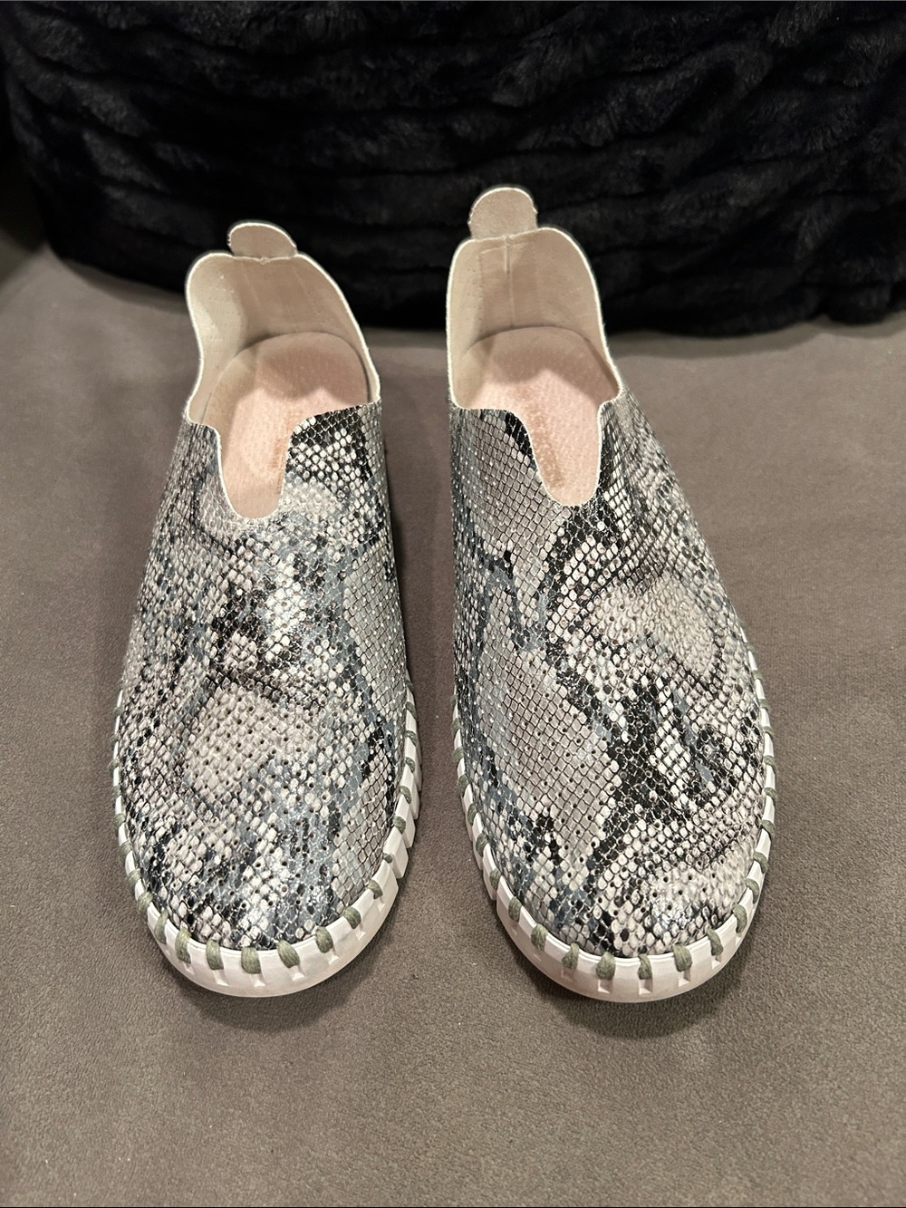 Isle Jacobsen Perforated Slip-On Shoes Printed Tulip Black Snake Size 8.5/EU39